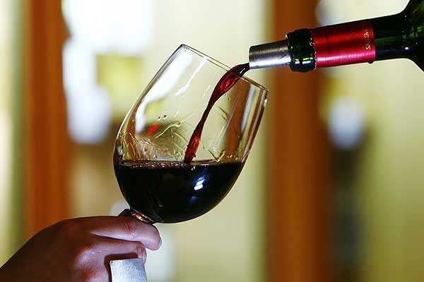 <p>El catador más influyente del mundo calificó a dos vinos chilenos con puntuación máxima</p>