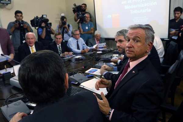 Reforma tributaria: Larraín anuncia que seguros de vida con ahorro pagarán impuestos