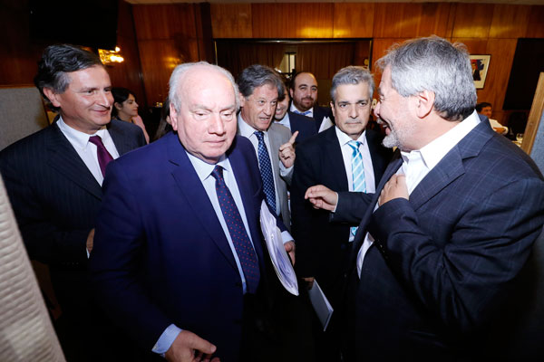 El falangismo se juega sus cartas y quiebra a la oposición en medio del debate de impuestos