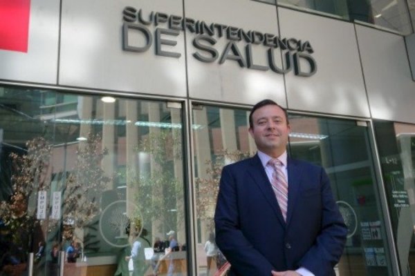 Exsuperintendente de salud en su salida: "Si no nos gusta nuestra institucionalidad...'No más AFP', 'No más Isapres'"