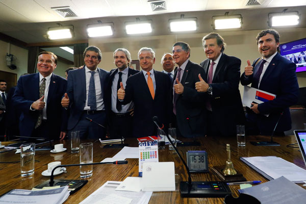 Reforma tributaria pasa su primera valla, pero oposición amenaza con derribar la integración