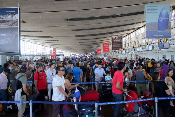 Más problemas para el Aeropuerto de Santiago: informe detecta fallas que impiden que cinta de maletas opere a máxima capacidad