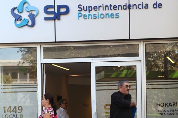 Regulador: administradoras “son libres de suscribir” capitalización de Enel