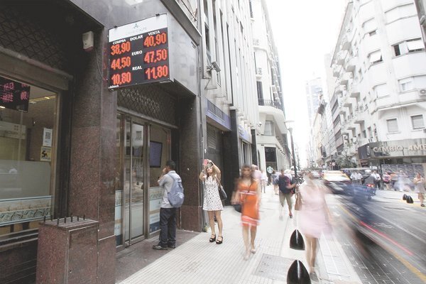 El peso argentino, calificada como la peor moneda del mundo, aún vale la pena si sabe el momento de invertir