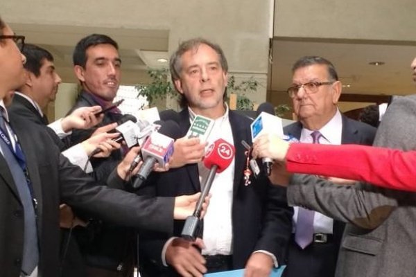 Senadores de oposición acusan al gobierno de buscar "mantener el negocio de las Isapre"