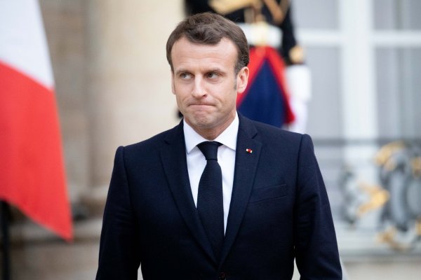 Macron ofrece recortar impuestos a franceses para calmar a "chalecos amarillos"