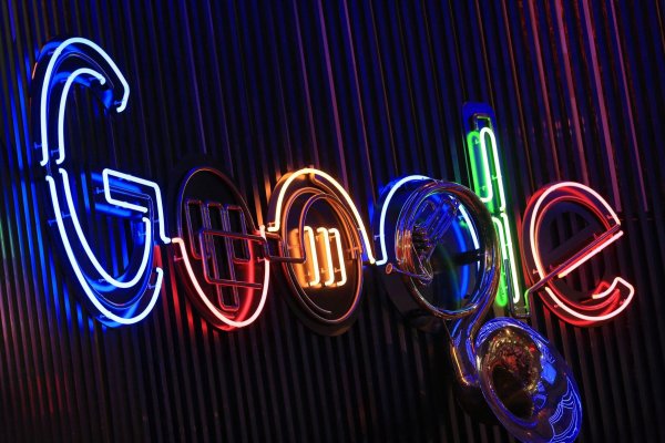 Matriz de Google se desploma en bolsa tras decepcionantes resultados