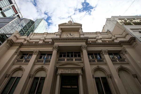 Argentina dice adiós a las bandas: intervendrá el mercado cambiario para reducir volatilidad