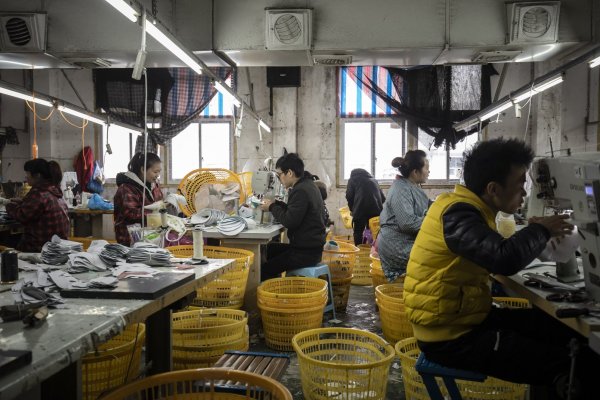 Manufacturas de China caen en abril, mientras la recuperación se debilita
