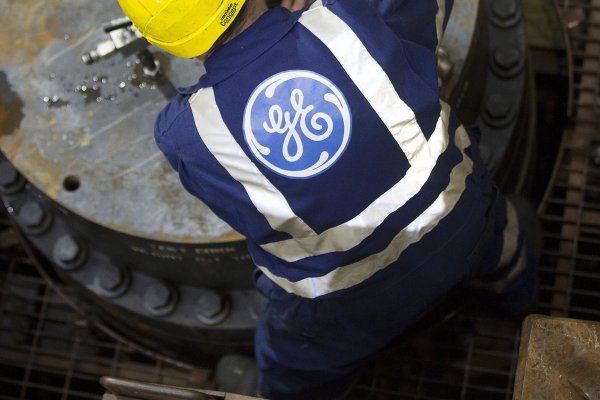 Ganancias de GE repuntan y flujo de caja negativo se ubica bajo lo esperado