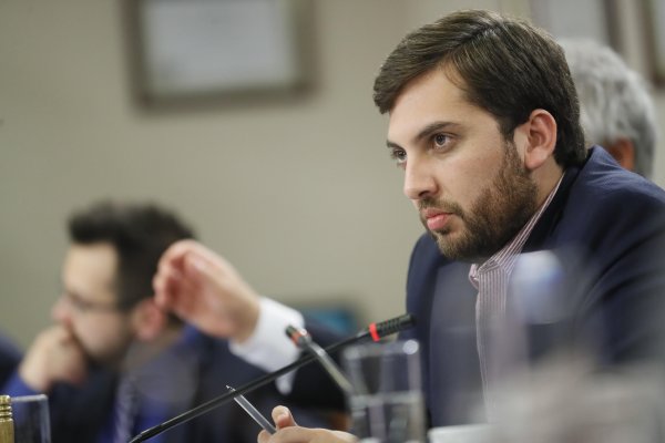 Diputado Soto (DC) propone reformular la jornada laboral con tres días de descanso
