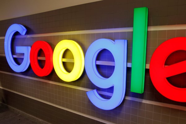 Ingresos de Alphabet se enfrían por caída en la publicidad