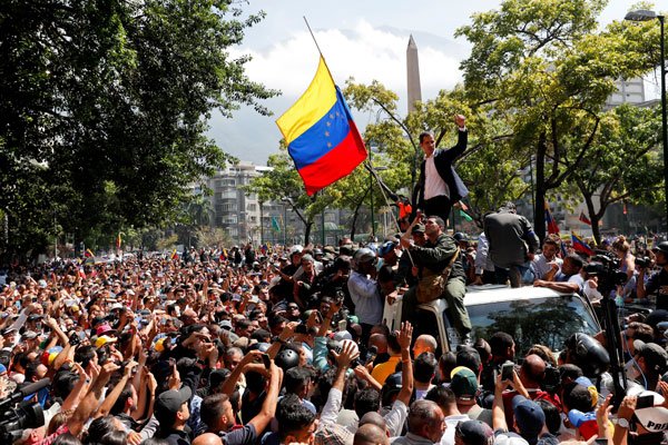 Guaidó llama a paro escalonado mientras EEUU compromete acción militar si es necesario