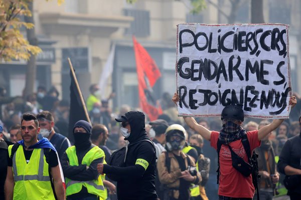 Centenares de detenidos y duros enfrentamientos en París en marchas por el 1 de mayo