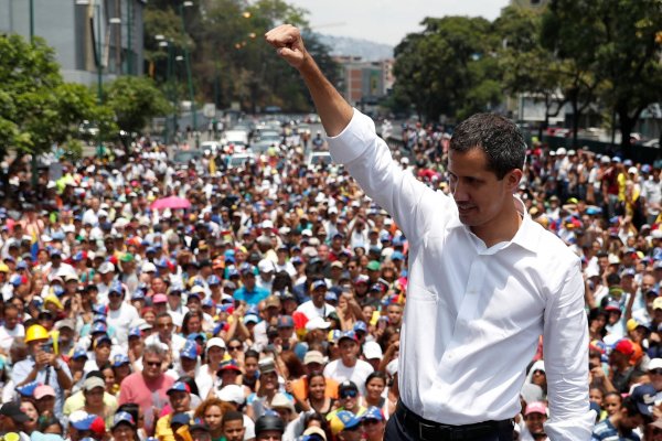 Guaidó convoca paro laboral escalonado hasta lograr la huelga general