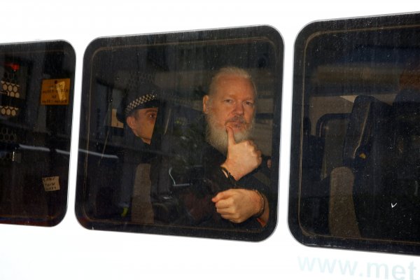 Corte británica sentencia a Assange a 50 semanas de cárcel por violar libertad condicional