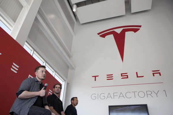 Tesla busca recaudar US$ 2.000 millones con venta de deuda y acciones