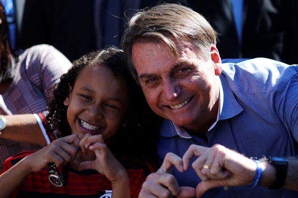 Bolsonaro protagoniza intensa ofensiva mediática para recuperar popularidad