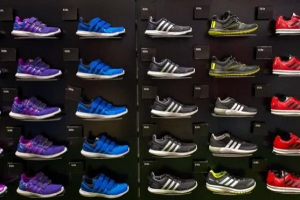 Adidas se ata las zapatillas y corre como nunca en la bolsa