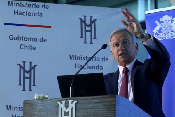Larraín luego de débil Imacec de marzo: "Veremos cifras más altas el segundo semestre"