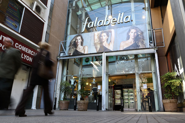 Falabella: la acción más transada en un día movido
