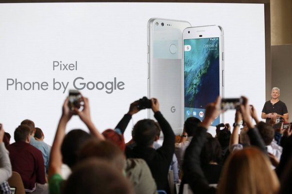 Google presenta teléfonos inteligentes Pixel más baratos tras fracaso de gama alta