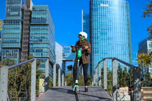 Lime celebra el millón de viajes en scooters eléctricos en la región con encuesta de valoración del servicio