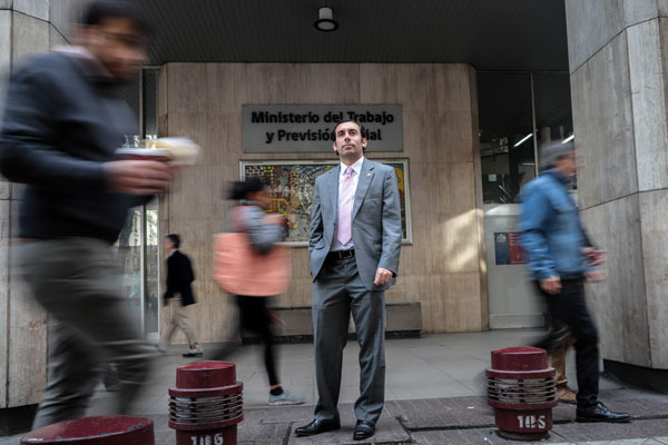 <p>Trabajo compromete reducción de la jornada laboral en modelos 4x3 y de 180 horas mensuales</p>