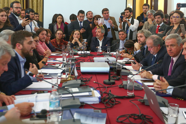 Gobierno sufre derrota en reforma previsional: diputados rechazan idea de legislar
