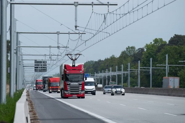 Autopista ‘eléctrica’ alemana recarga camiones mientras circulan por principales vías