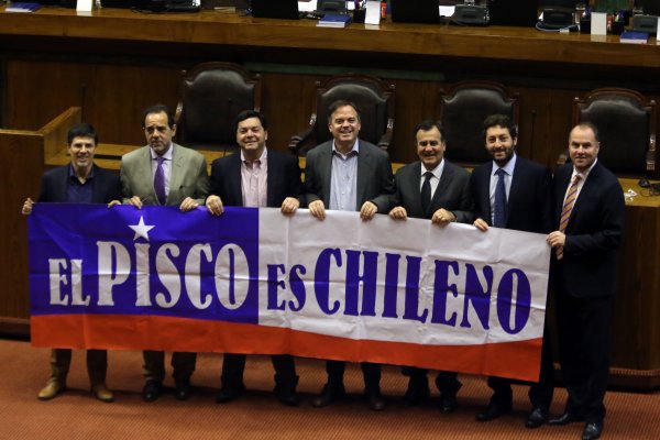 Diputados celebran el Día Nacional del Pisco