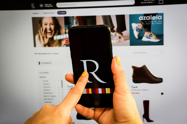 <p>Ripley entra a carrera por medios de pago: lanzará app que permite compras con QR en tiendas y transferencias</p>