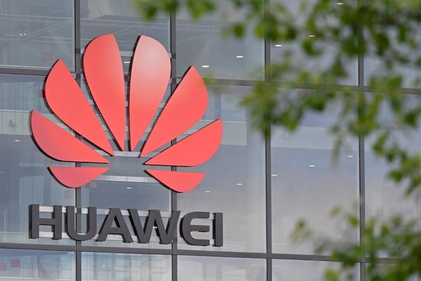 Trump firmó orden ejecutiva que sienta las bases para prohibir a Huawei