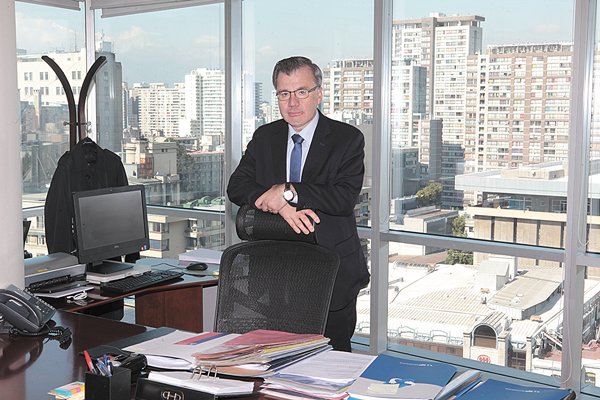 El oficio de Macías a las AFP por impacto de crisis del INE