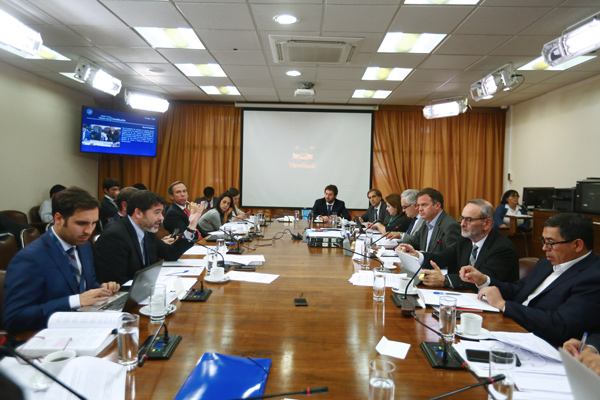 Gobierno y diputados proponen subir de tres a 12 número de conservadores en Santiago