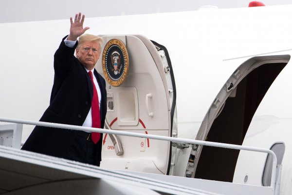 Trump posterga seis meses la decisión sobre aranceles a vehículos europeos