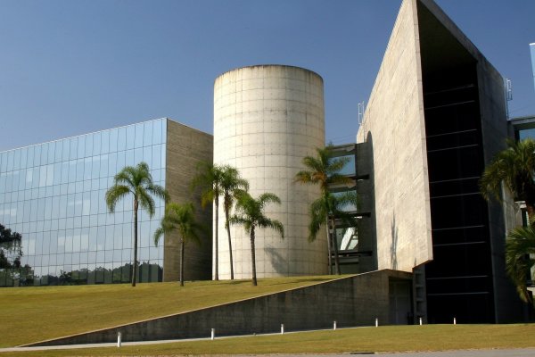 Natura da el golpe y acuerda la compra de su rival y pionero de la venta directa, Avon