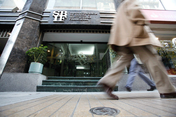 SBIF: tensión en funcionarios ad portas de fusión con la CMF