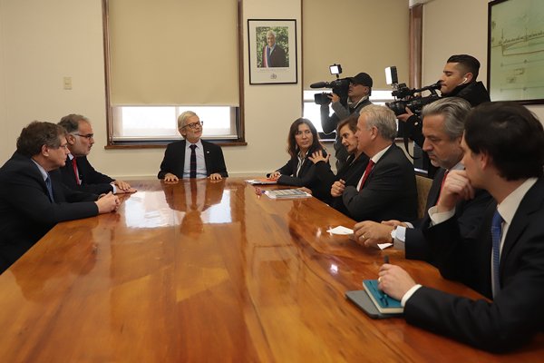 <p>Ayer se realizó la primera reunión para tratar la materia.</p>