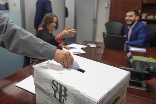 Funcionarios del regulador bancario aprueban huelga ad portas de fusión CMF-SBIF