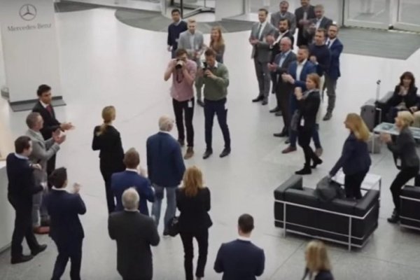 El original homenaje de BMW al Ceo de Mercedes-Benz se viraliza