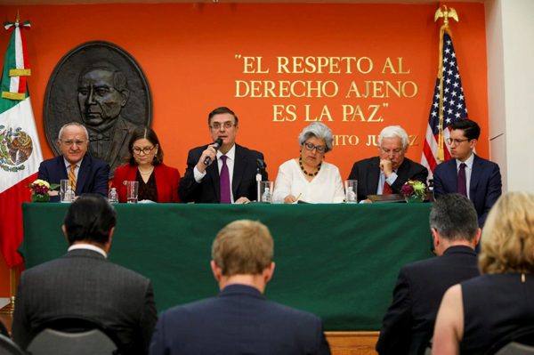 Funcionarios mexicanos buscan neutralizar la amenaza arancelaria de Trump