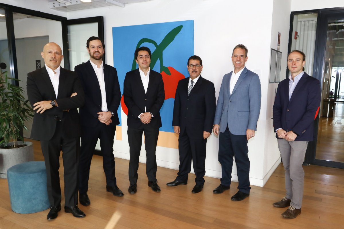 <p>Nelson Rojas, de Caja Los Andes; Sebastián Tarragó, de Belltech Chile; Cristián Céspedes, de la Tesorería General de la República; Sergio Munro, de Cisco Latinoamérica; Daniel Kennedy, de Scotiabank, y Daniel Güell, de Cencosud.</p>