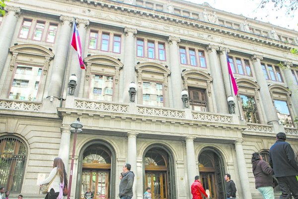 <p>Rodrigo Manubens se aleja de Banco de Chile</p>
