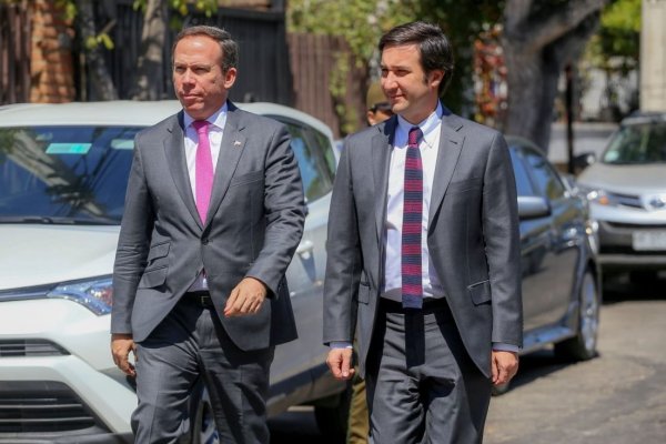 <p>A la derecha el diputado Jorge Alessandri acompañado del diputado Guillermo Ramírez . </p>