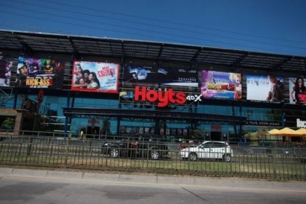 <p>Banchile sella la compra del edificio del ex "CineHoyts La Reina" y detalla la fórmula de pago</p>