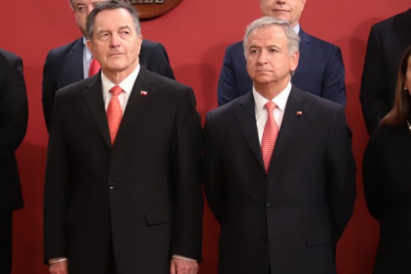 Falta de manejo político precipitó la salida de Roberto Ampuero de Cancillería