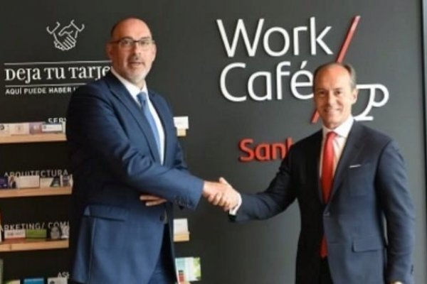 <p>Foto Expansión: Emilio Gayo, presidente de Telefónica España, y Rami Aboukhair, consejero delegado de Santander España.</p>