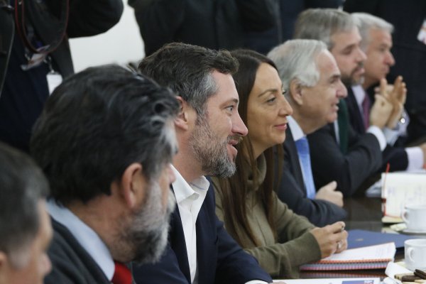 Sigue tensión en Chile Vamos y timonel de la UDI se resta del comité político