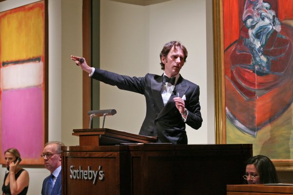 Multimillonario francés se adjudica Sotheby’s por por US$ 3.700 millones